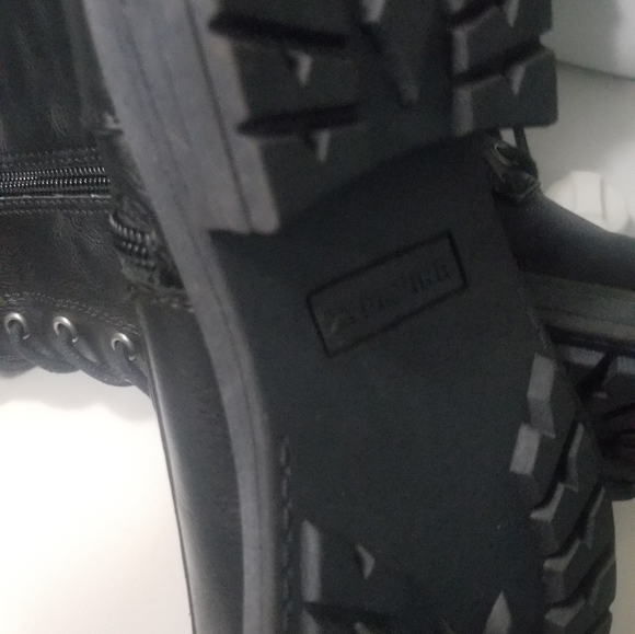 Blk boots - Picture 3 of 4